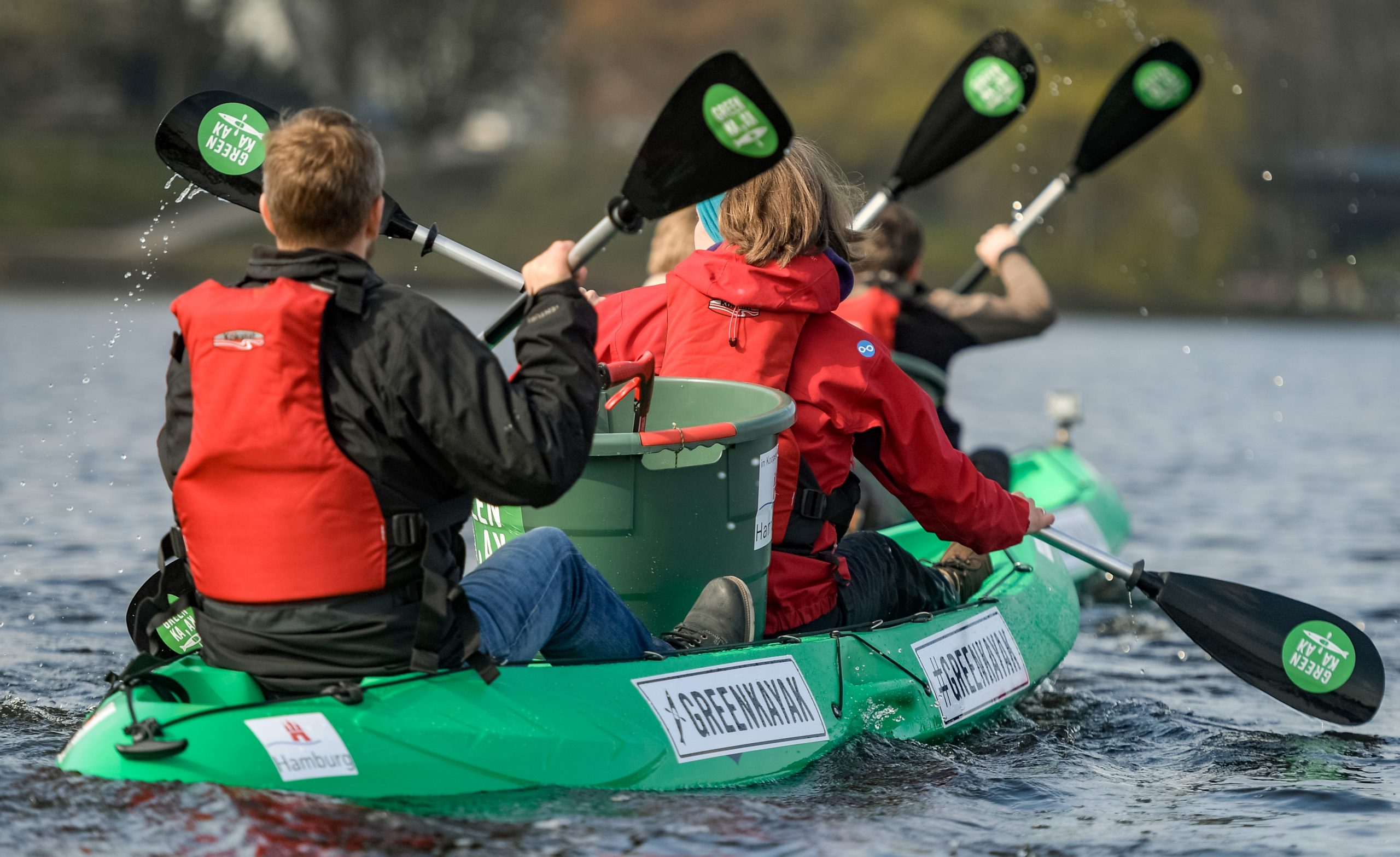 Mit grünen Müllsammel-Kajaks gratis über die Alster.