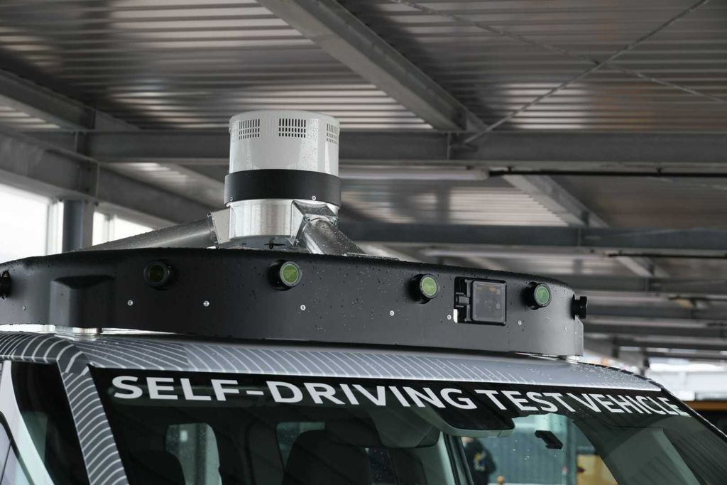 Sensoren und Kameras rund um das Fahrzeug ermöglichen eine 360-Grad-Sicht.