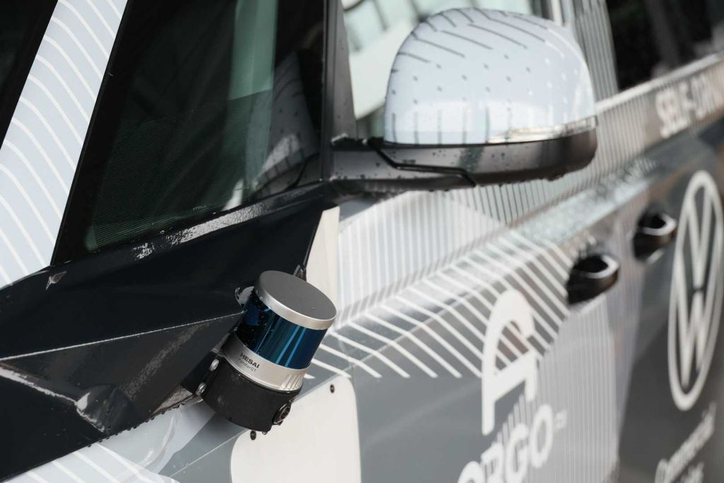 An den Seiten sollen Kameras für eine ständige Kontrolle des autonomen Fahrzeugs im Straßenverkehr sorgen.