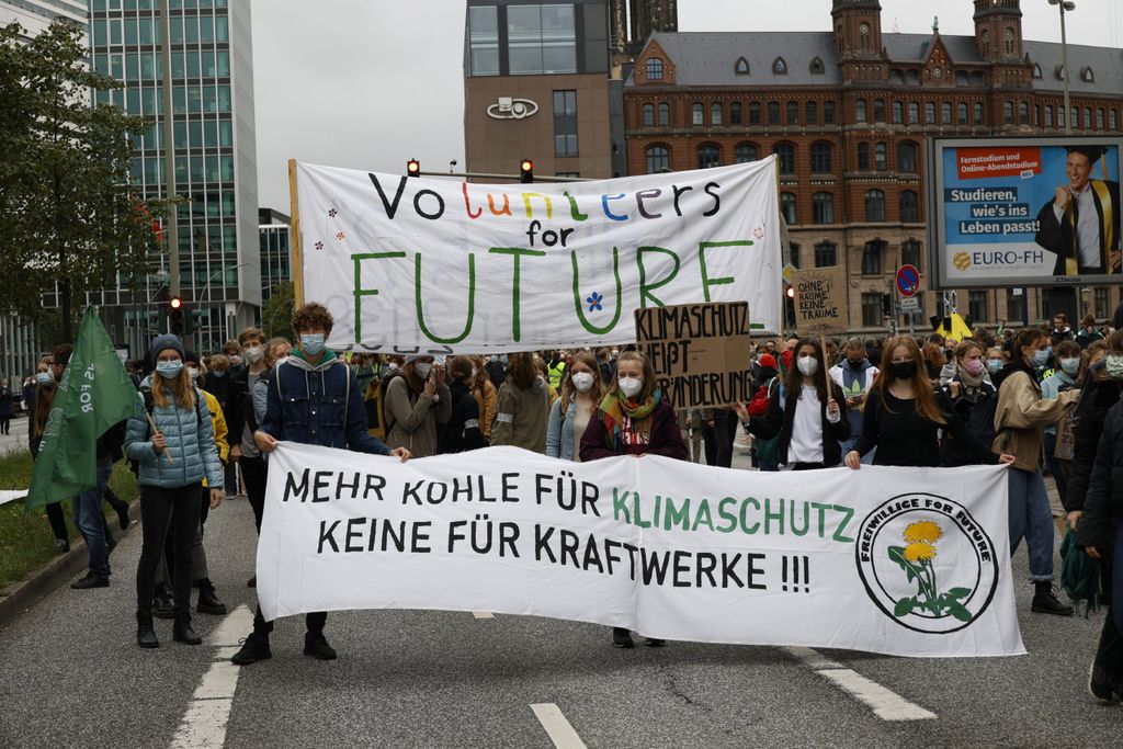 Selina Schmidt (18, links) demonstriert mit den anderen „Volunteers for Future“ am globalen Klimastreiktag.
