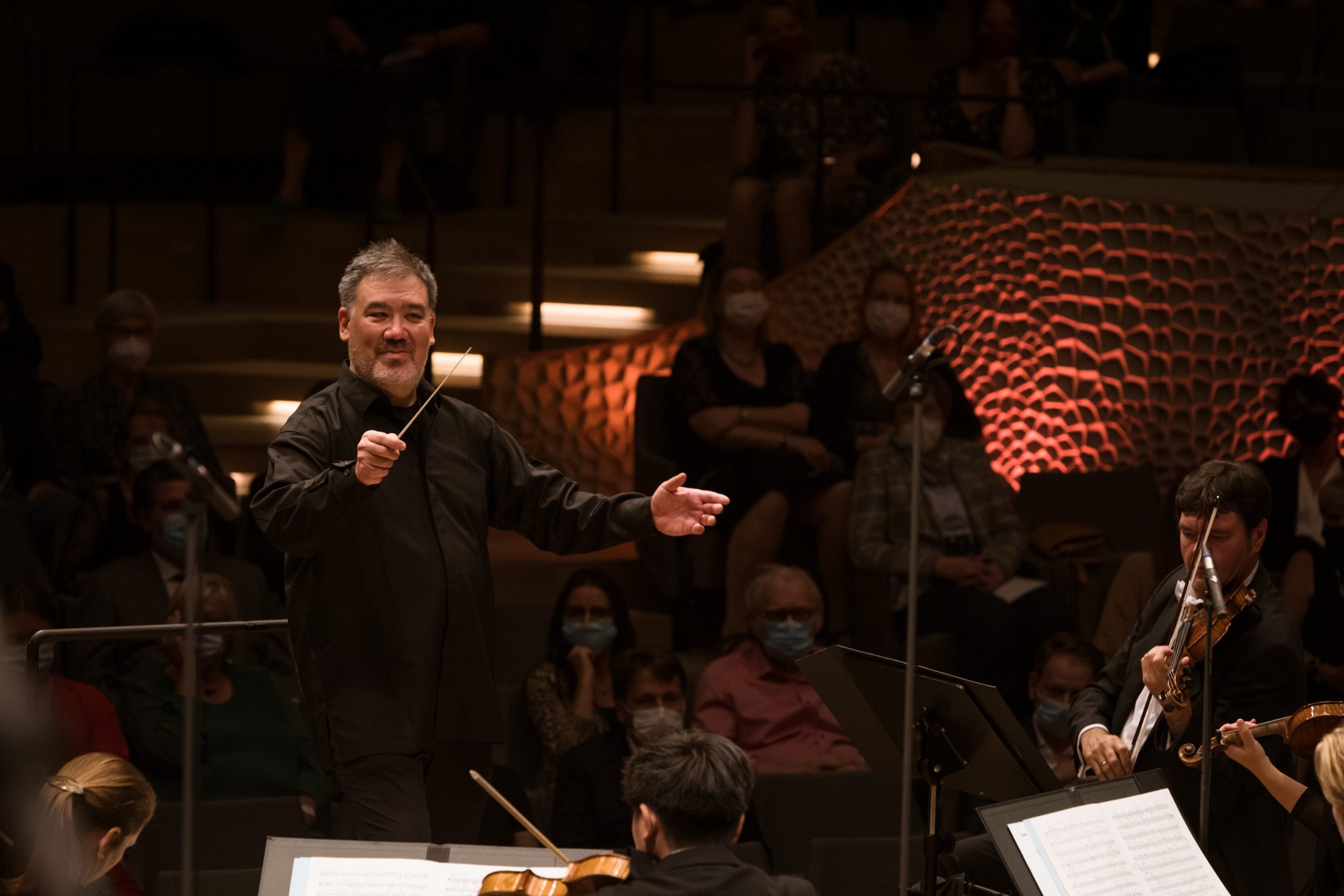 Alan Gilbert dirigierte das NDR-Elbphilharmonie-Orchester mit sicherer Hand.