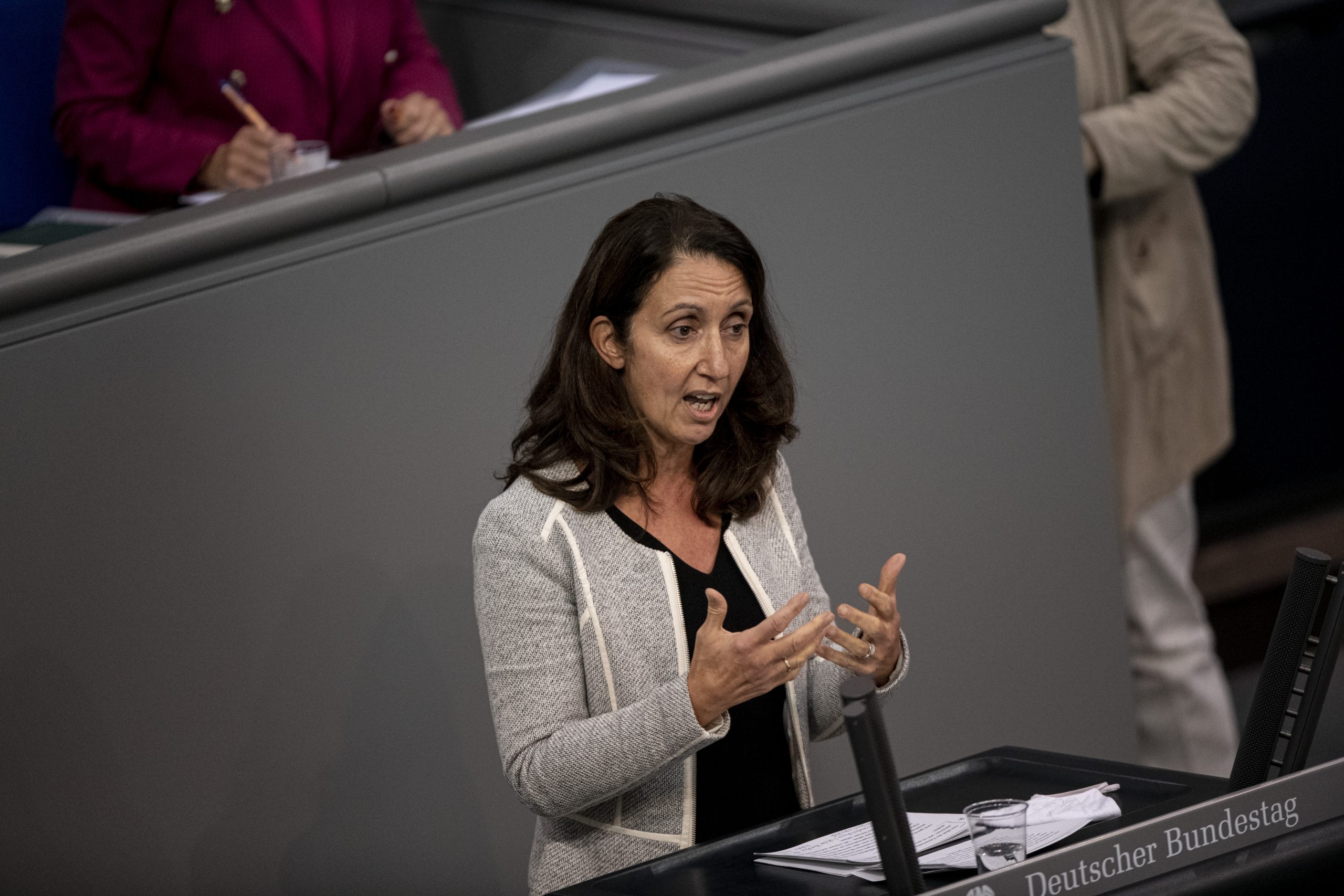 Aydan Özuğuz spricht im Bundestag