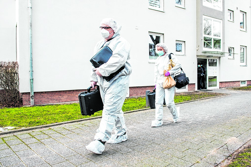 Ermittler der Spurensicherung kommen im Februar 2021 im Stadtteil Bramfeld aus einem Mehrfamilienhaus. Dort soll der 29-Jährige seine Mutter und seine Freundin umgebracht haben.