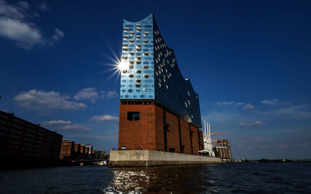 Die Sonne spiegelt sich in den Scheiben der Elbphilharmonie in der Hafencity.