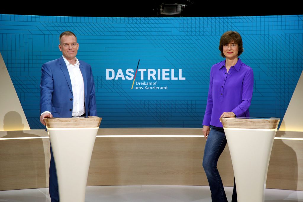 Die Moderatoren Oliver Köhr (ARD) und Maybrit Illner (ZDF).