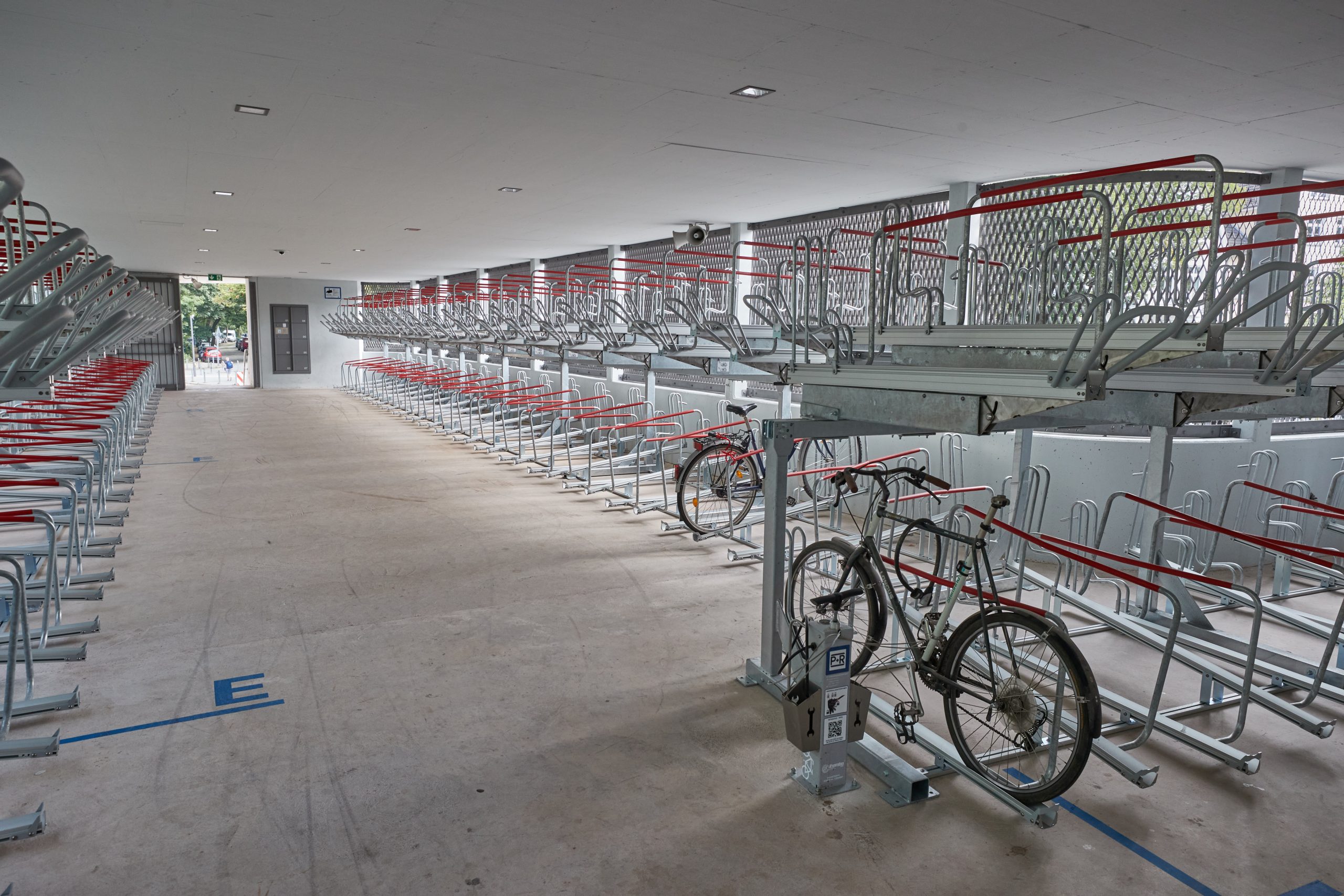 Blick in die obere Etage mit Fahrradständern des Fahrradparkhauses an der Haltestelles Kellinghusenstraße.