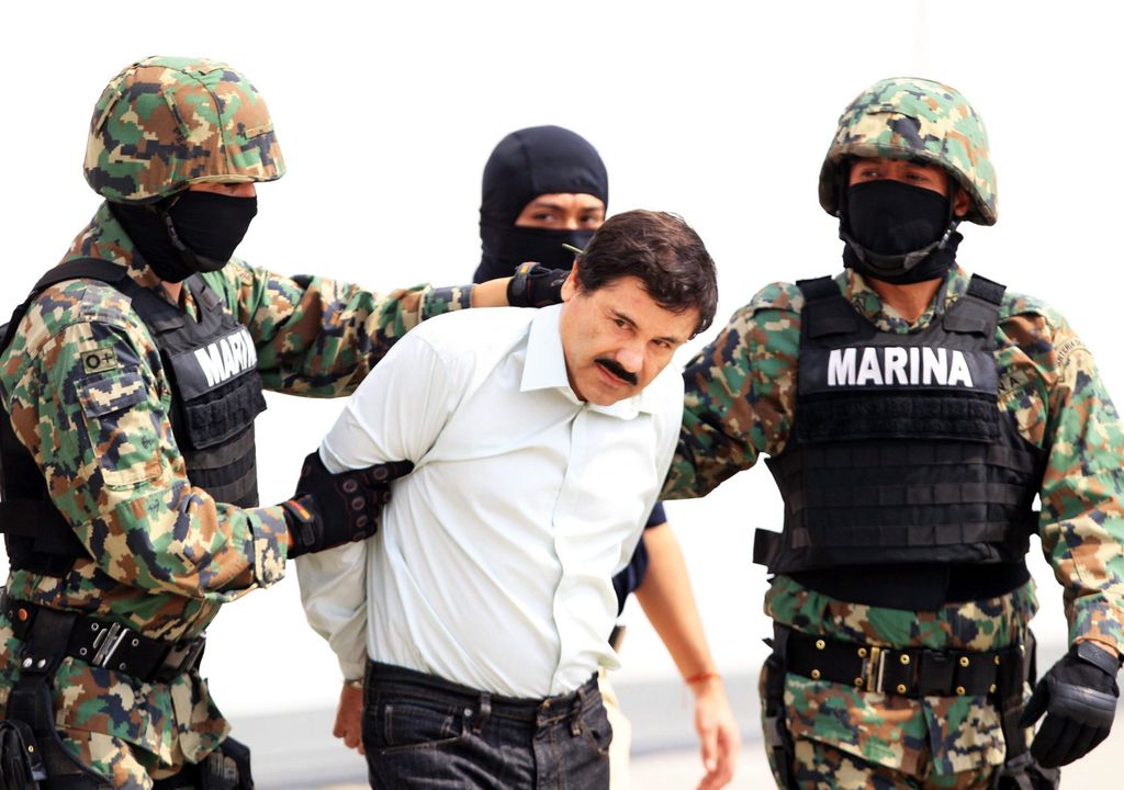 Joaquin „El Chapo” Guzmán (M.) wird von vermummten Mitgliedern der Marine festgenommen (2014).