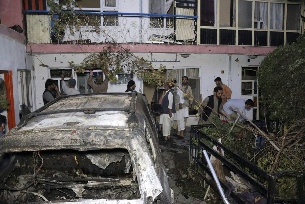 Auf diesem Archivbild vom Sonntag, 29. August 2021, begutachten Afghanen die Schäden am Haus der Familie Ahmadi nach einem US-Drohnenangriff in Kabul, Afghanistan. Das US-Militär hat einen US-Luftangriff in der afghanischen Hauptstadt Kabul Ende August als „tragischen Fehler” bezeichnet.