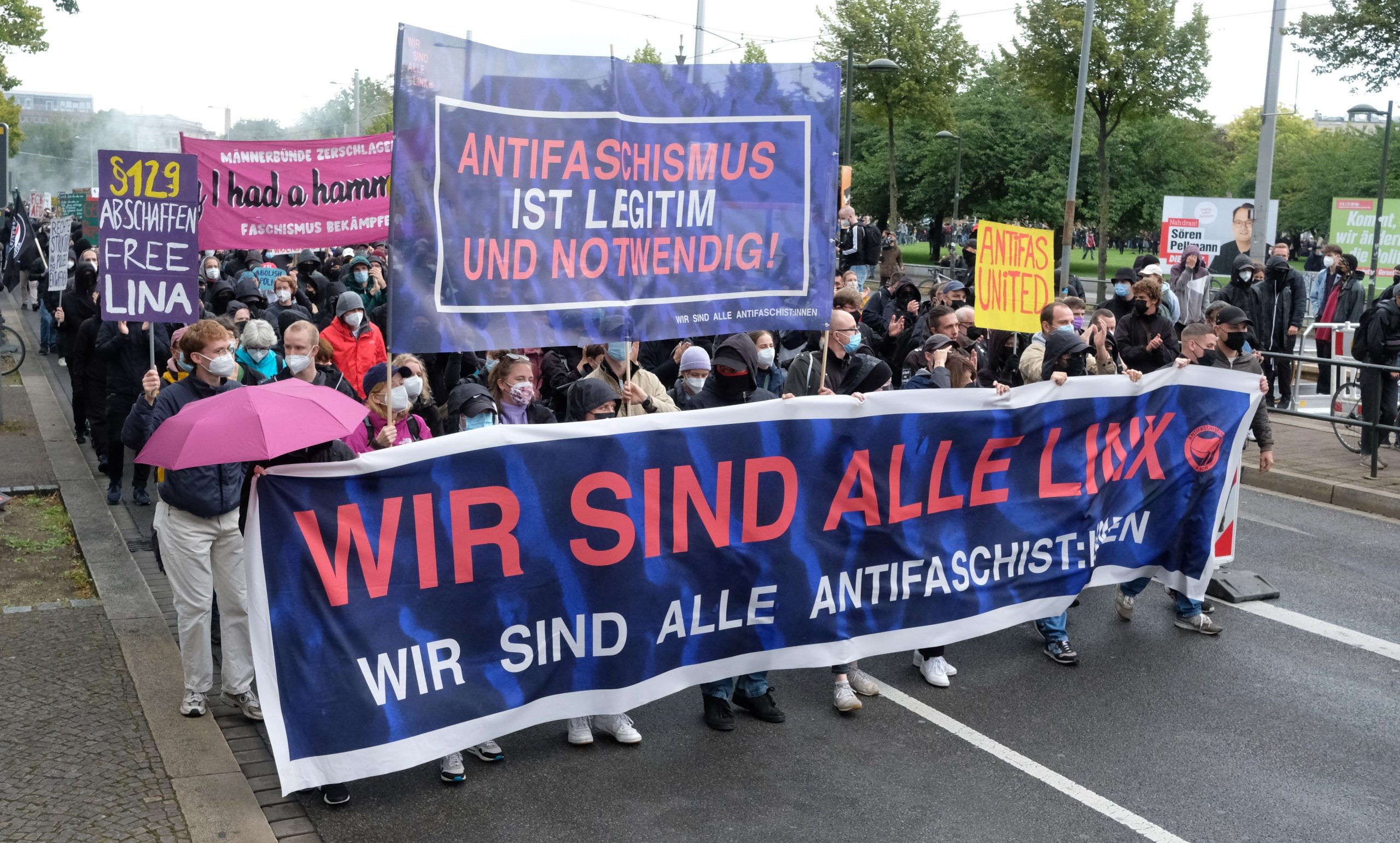 Teilnehmer einer linken Demonstration gehen durch die Karl-Liebknecht-Straße. Für die Demo hat das Kampagnenbündnis „Wir sind alle Linx” bundesweit mobilisiert.