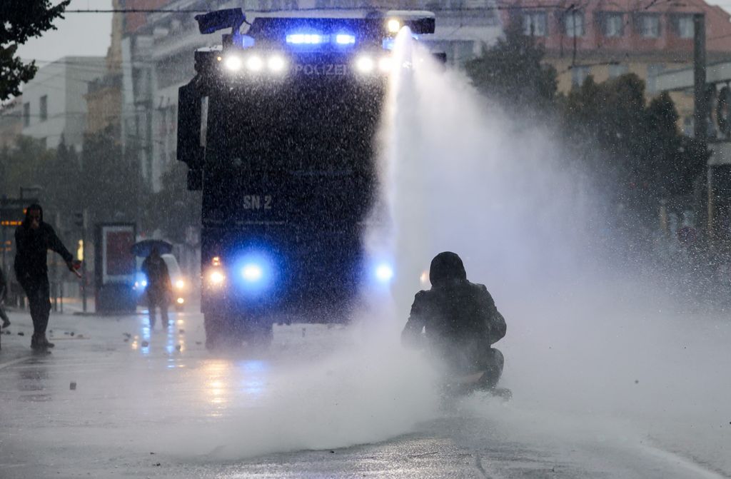 Die Polizei ging mit Wasserwerfern gegen die Demonstranten vor.