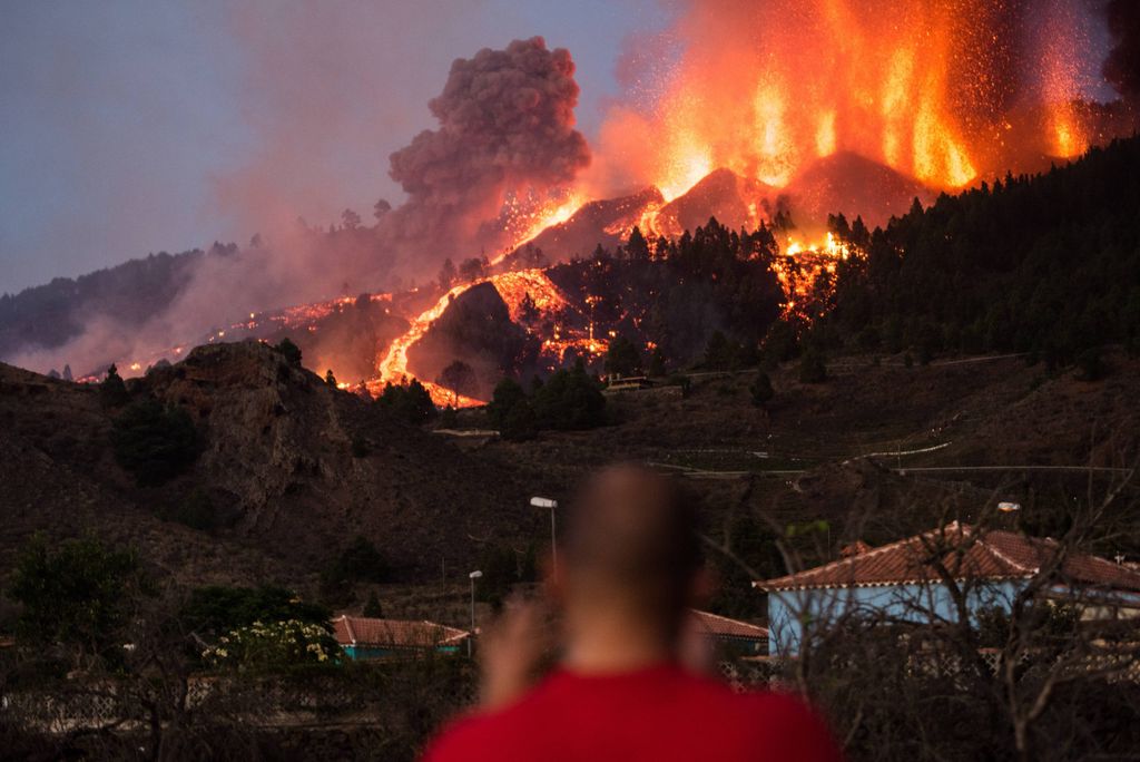 Lava läuft aus dem Vulkan Cumbre Vieja auf der kanarischen Insel La Palma.