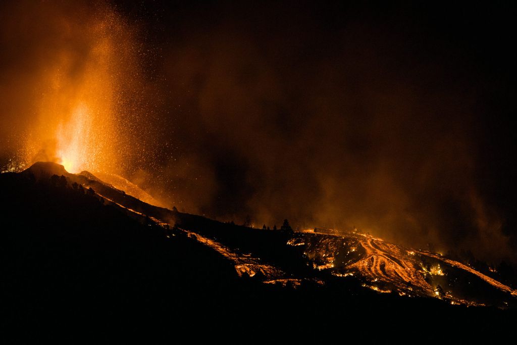 Lavaströme bei einem Vulkanausbruch auf der Insel La Palma auf den Kanaren, Spanien.