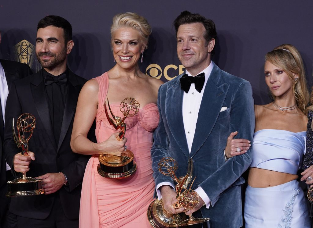 Brett Goldstein (l-r), Hannah Waddingham, Jason Sudeikis und Juno Temple von der Comedyserie „Ted Lasso”.