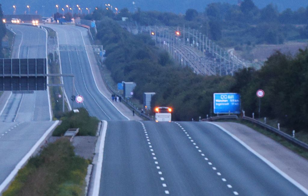 Der weißer Reisebus steht auf der Autobahn 9 in Fahrtrichtung München.