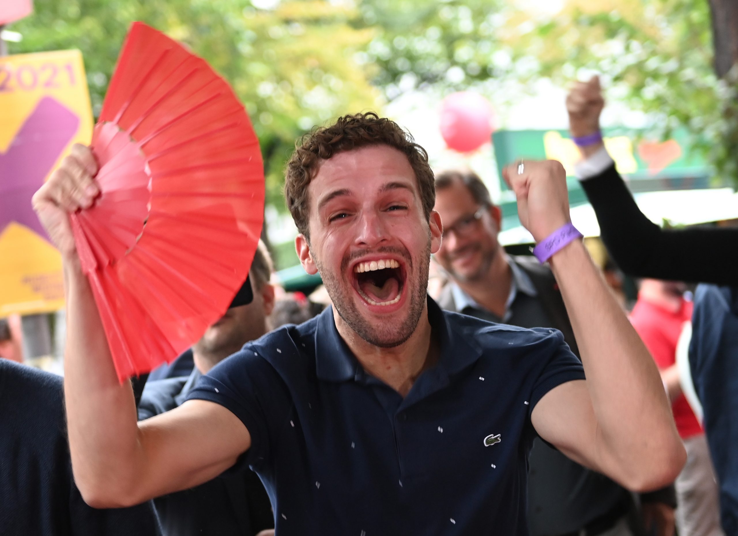 Ein Anhänger der SPD reagiert vor dem Willy-Brandt-Haus auf die ersten Ergebnisse der Bundestagswahl.