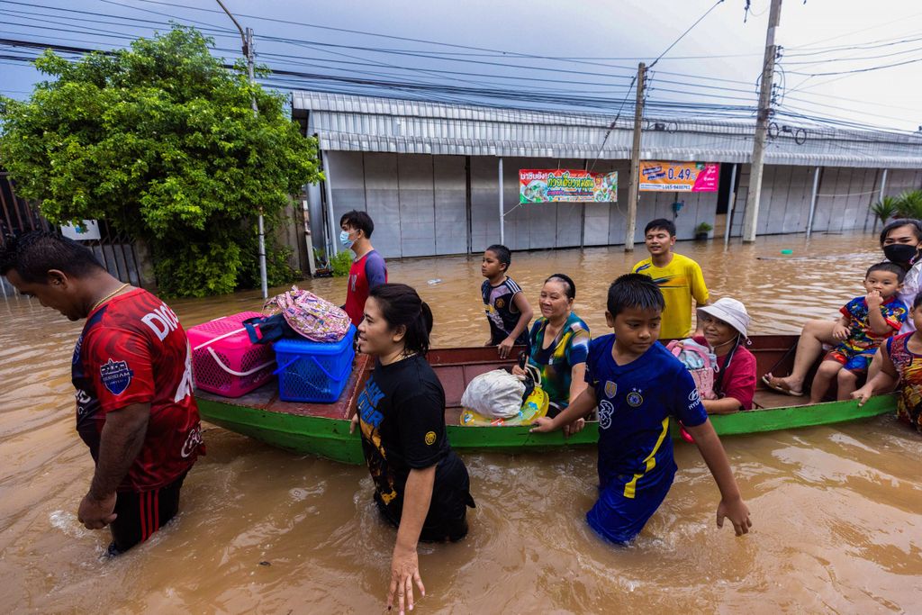 Nach heftigen Regenfällen: Menschen werden mit einem Boot evakuiert.