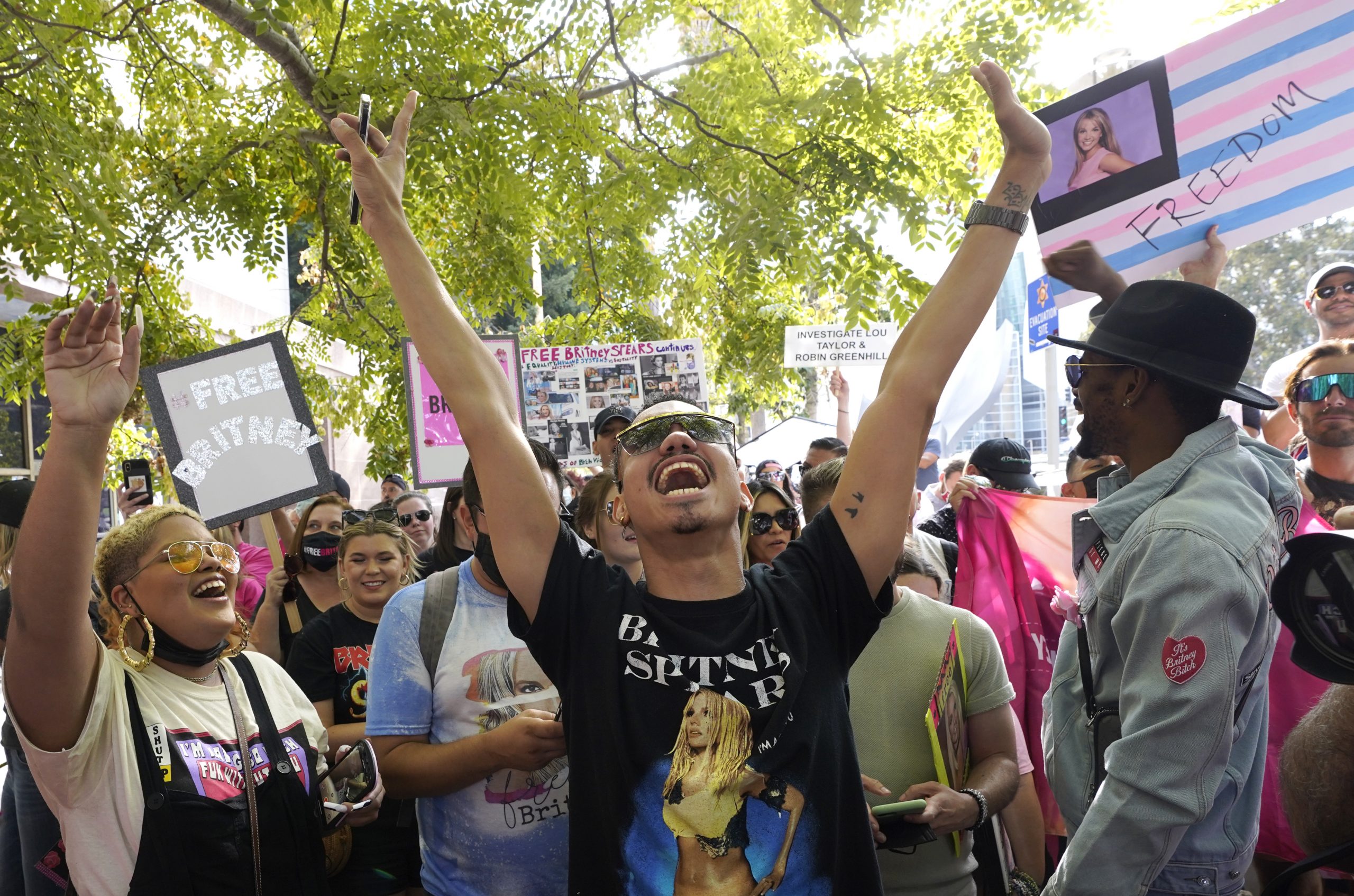 Ein Britney Spears Unterstützer aus Los Angeles feiert vor dem Stanley Mosk Gerichtsgebäude in Los Angeles.