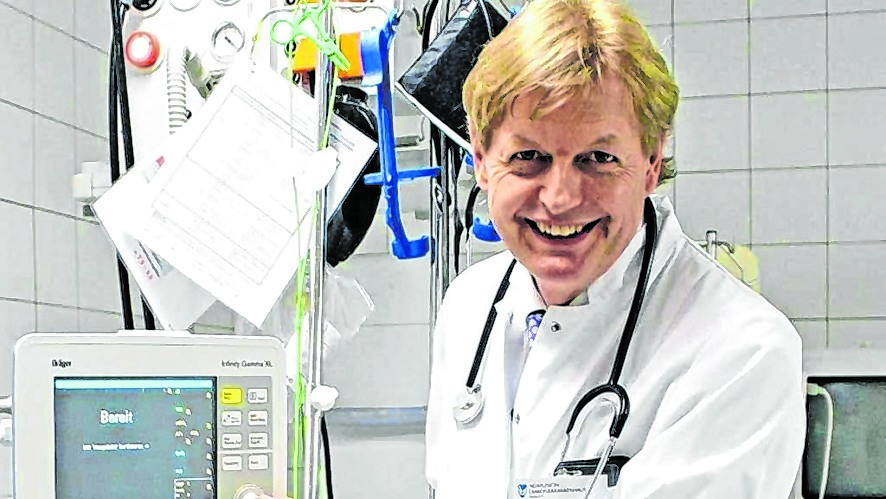 Im Dienst mit Kittel: So kennen seine Klinik-Kollegen den 65-Jährigen.