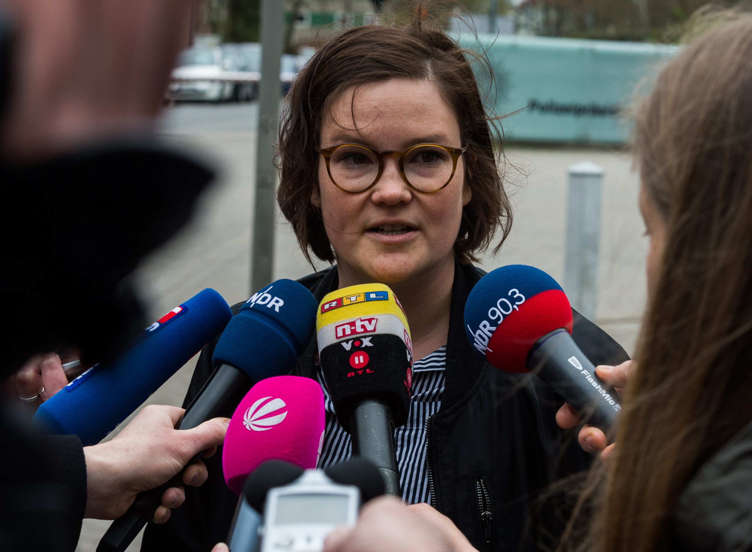 Emily Laquer, Sprecherin des Demobündnisses «Grenzenlose Solidarität statt G20» spricht am 07.04.2017 in Hamburg vor dem Polizeipräsidium mit Vertretern der Presse.