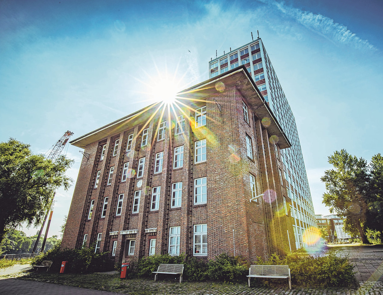 Dieses 100 Jahre alte Gebäude am Hochhaus bleibt erhalten und wird saniert.