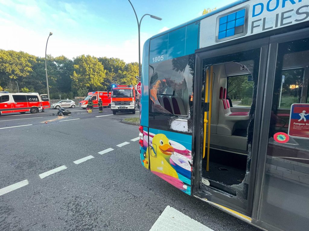 Der durch den Aufprall beschädigte Bus in Hamburg.
