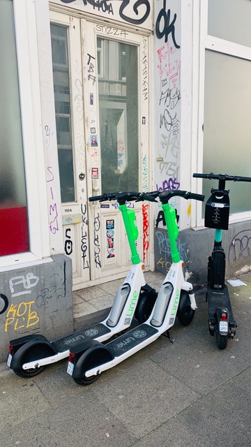 In der Schanze stehen die E-Roller inzwischen schon direkt vor den Hauseingängen.