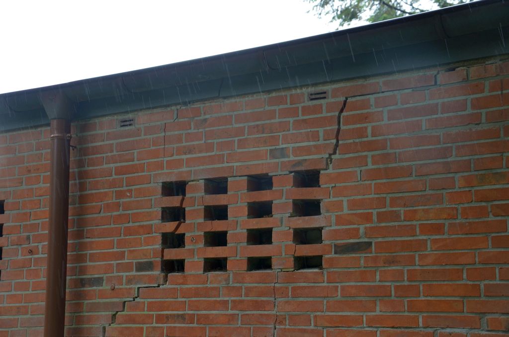 Risse im Haus der Jugend Eberhofstieg in Langenhorn