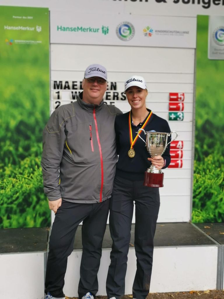 Markus und Leonie Wulfers nach ihrem Sieg bei der Deutschen Meisterschaft im Golfen.