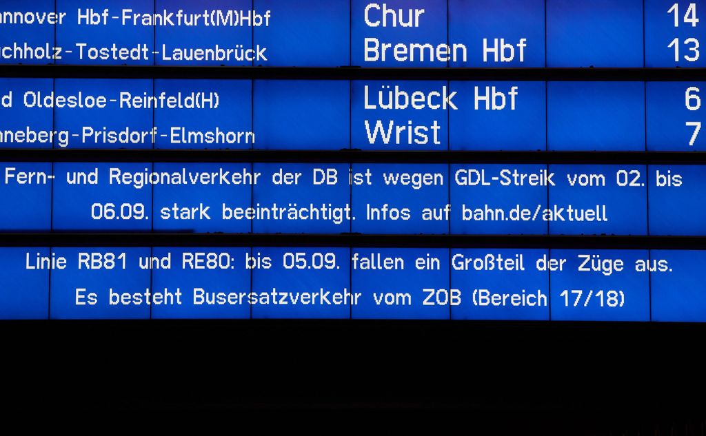 Der Lokführer-Streik führt zu zahlreichen Zugausfällen wie hier am Hamburger Hauptbahnhof.