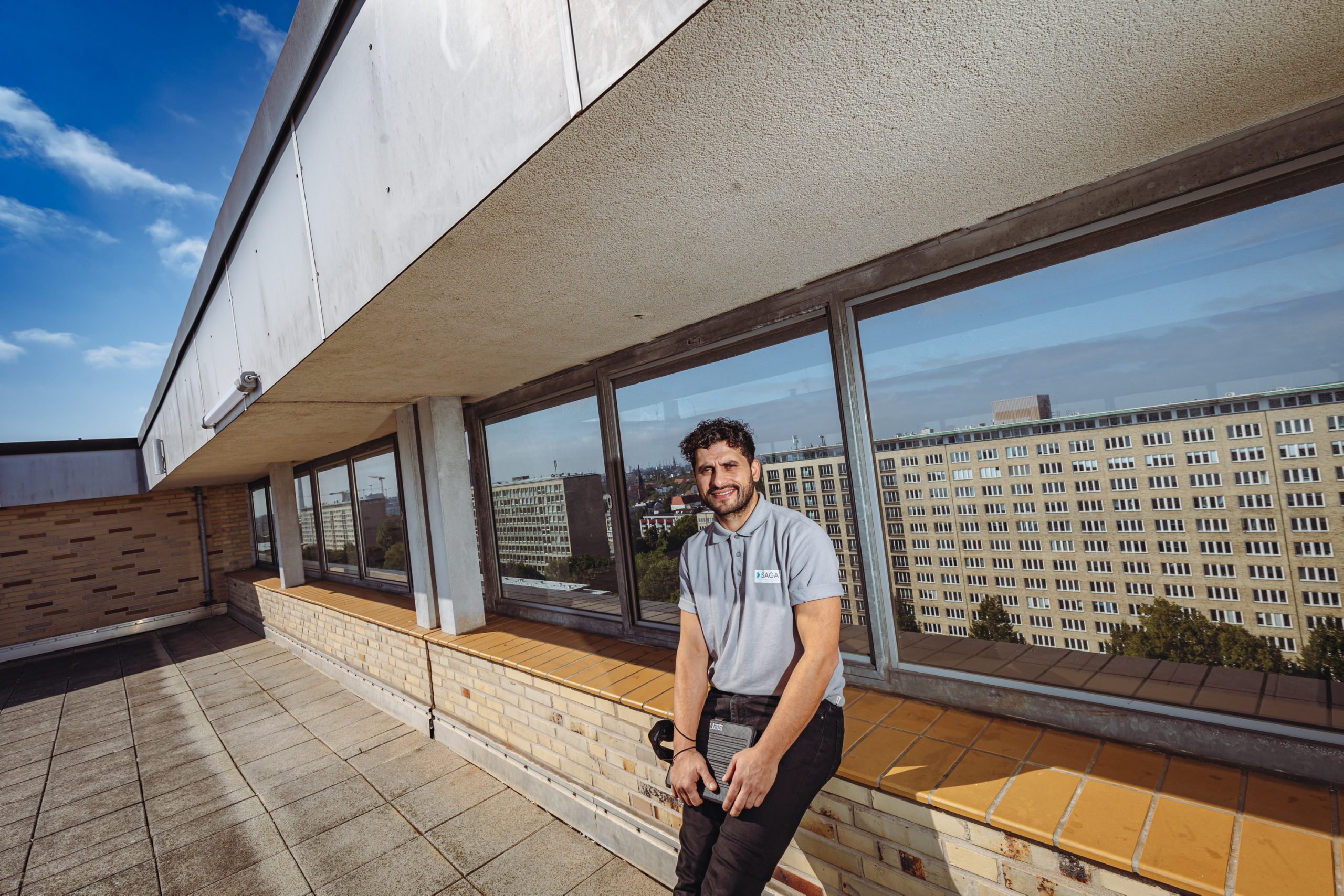 Mann auf Dachterrasse