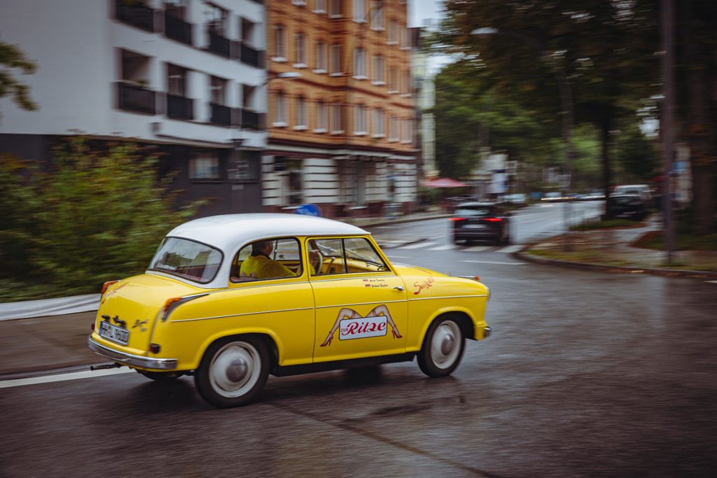 Oldtimer fährt im Verkehrskreisel