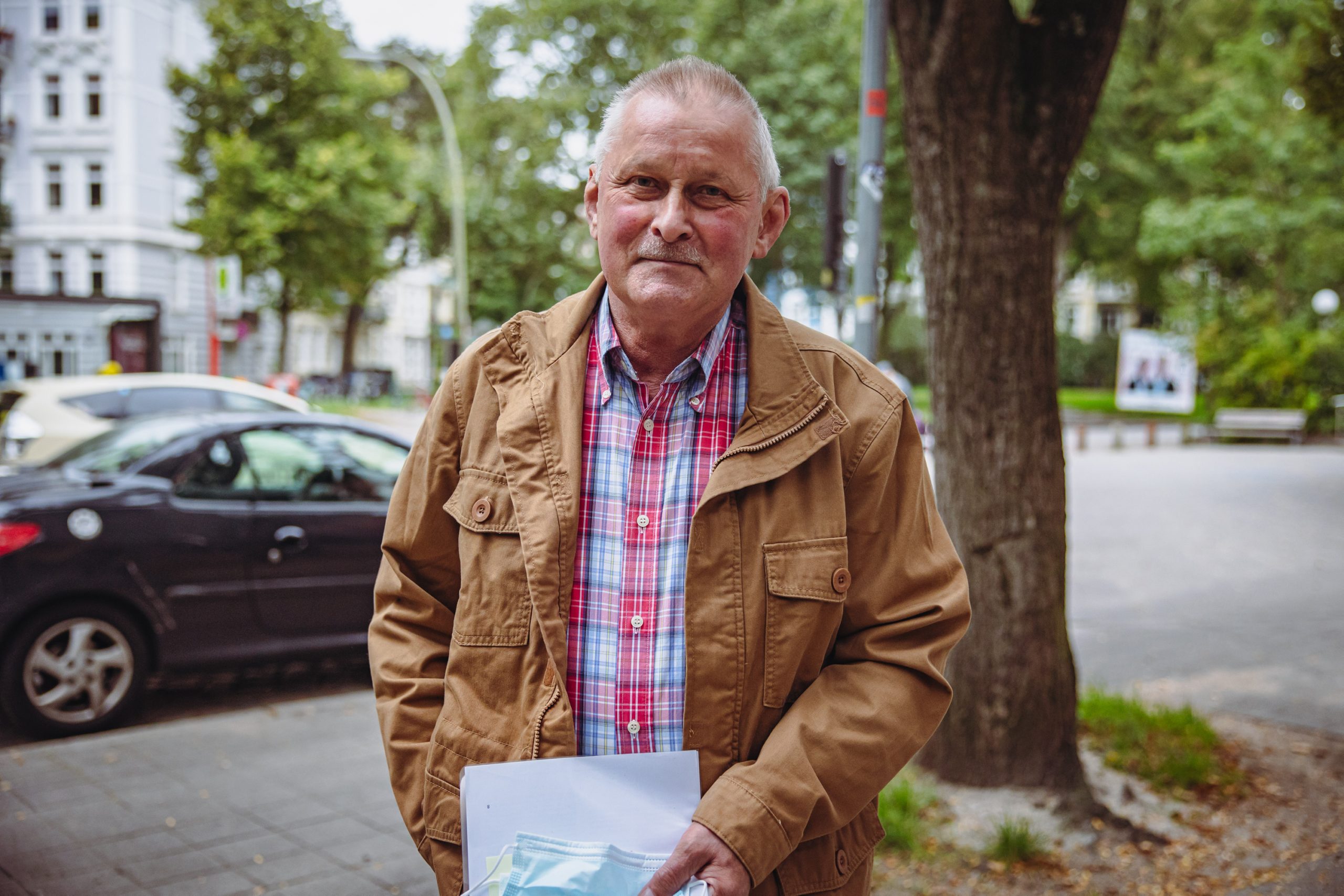 Warum lasst ihr euch jetzt erst impfen? Ansturm auf Aktion in der Eimsbüttler Apostelkirche Hier: Reinhardt Hupe, 69, Rentner