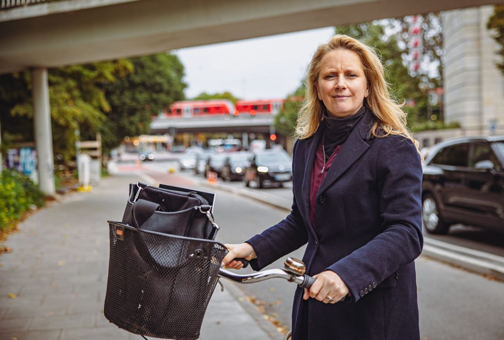 Astrid G. (53) ist es wichtig, dass trotz des breiten Radwegs der Autofluss immer noch gewährleistet ist.