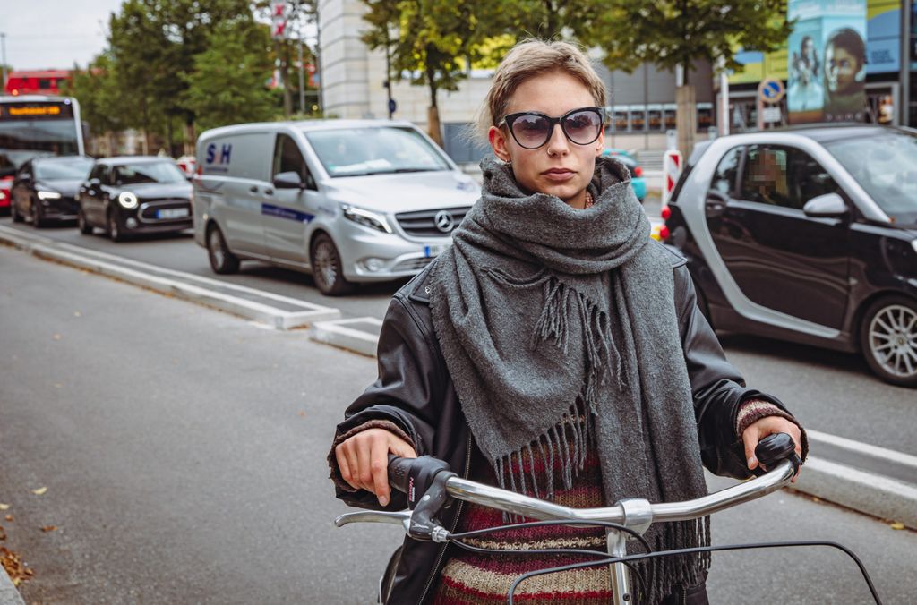 Chiara Marie H. (23) fühlt sich endlich sicher auf der neuen „Protected Bikelane“.