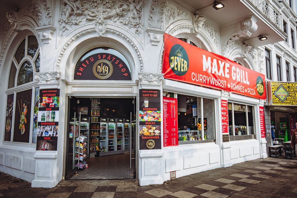 Im ehemaligen Casino auf der Reeperbahn ist jetzt ein Imbiss inklusive Kiosk eingezogen.