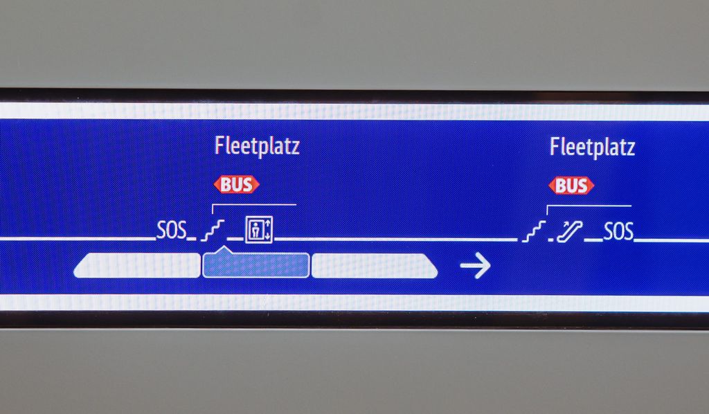 Im Waggon der Zukunft zeigen Monitore über den Türen den schnellsten Weg zum Ausgang.