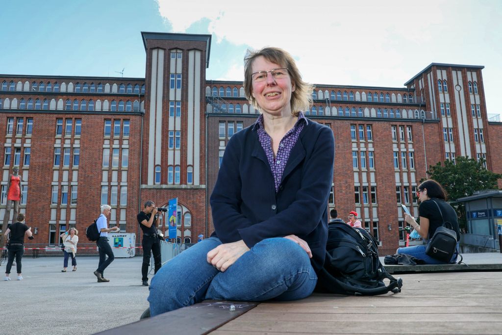 Jutta Nickel (57) ist sehr oft in den Bücherhallen in Altona – an diesem sonnigen Sonntag wollte sie auch mal zum zentralen Standpunkt am Hühnerposten.