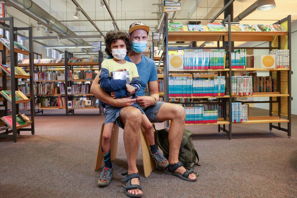 Torsten Lenk (48) mit Sohn Ben (9) sind oft auf der Suche nach neuen Büchern.
