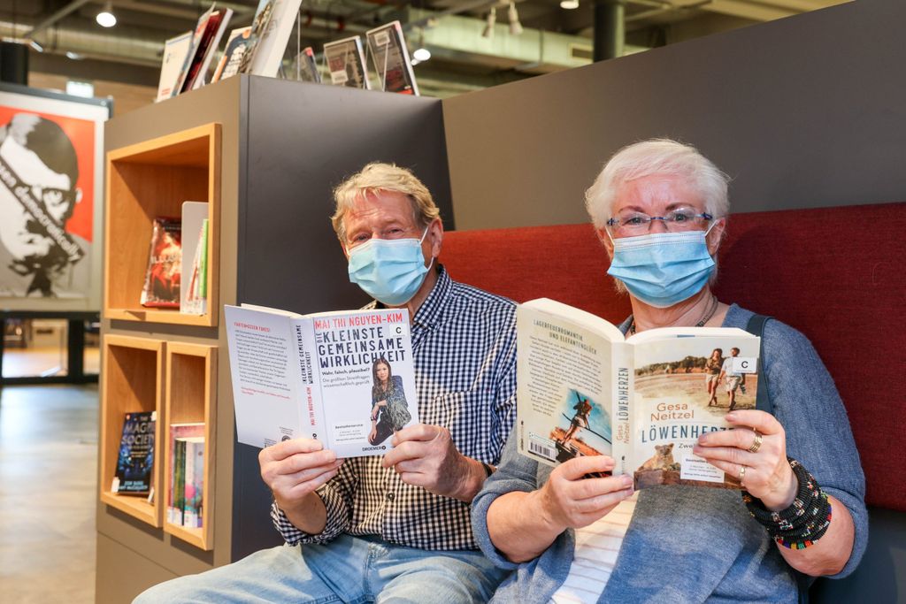 Klaus (78) und Monika (74) Winkel sind an diesem Sonntag zum ersten Mal in der Zentralbibliothek.