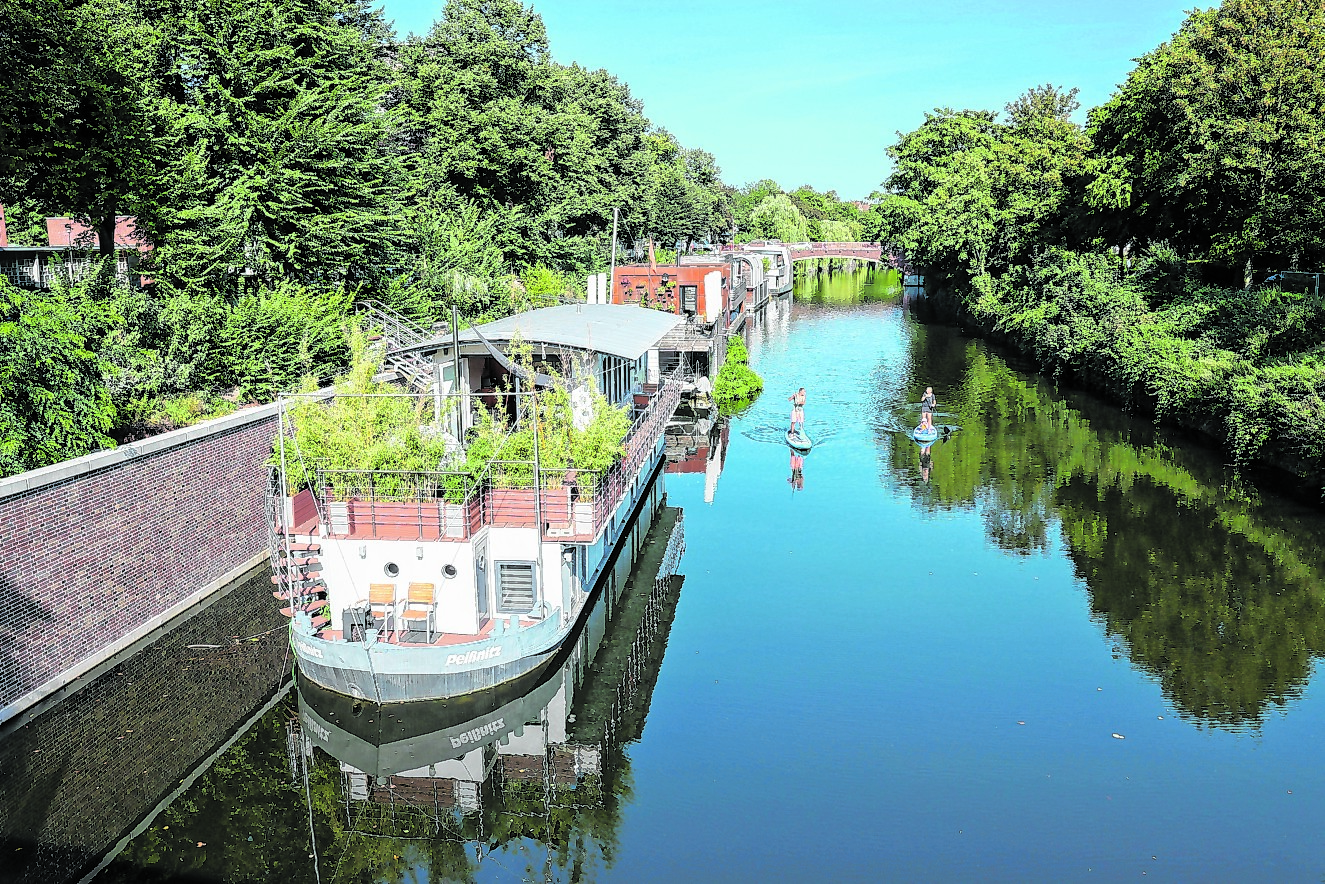 So schön kann Spätsommer sein: Mit dem SUP entlang der Hausboote auf der Ilmenau, zwischen Richardstraße und Wagnerstraße.