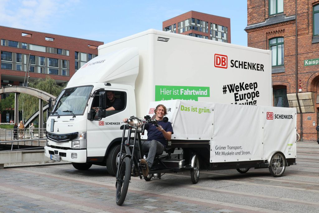 Das Lastenrad der DB liefert die Fracht aus, die der elektrisch betriebene Lieferwagen aus Wilhelmsburg abholt.