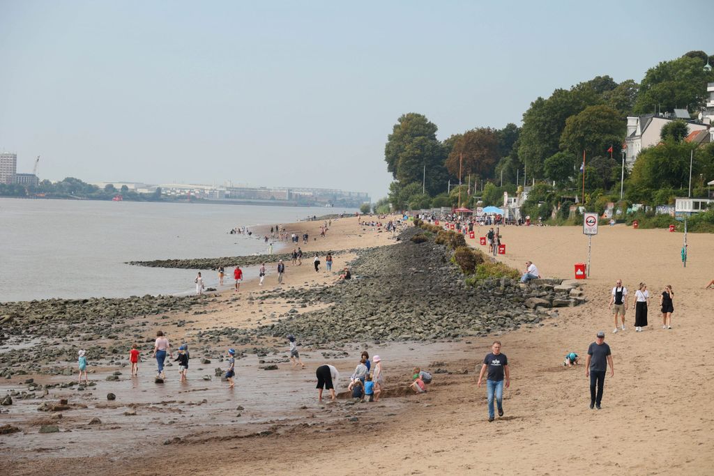 Der Elbstrand in Övelgönne. Ist das spätsommerliche Wetter in Hamburg bald wieder vorbei?