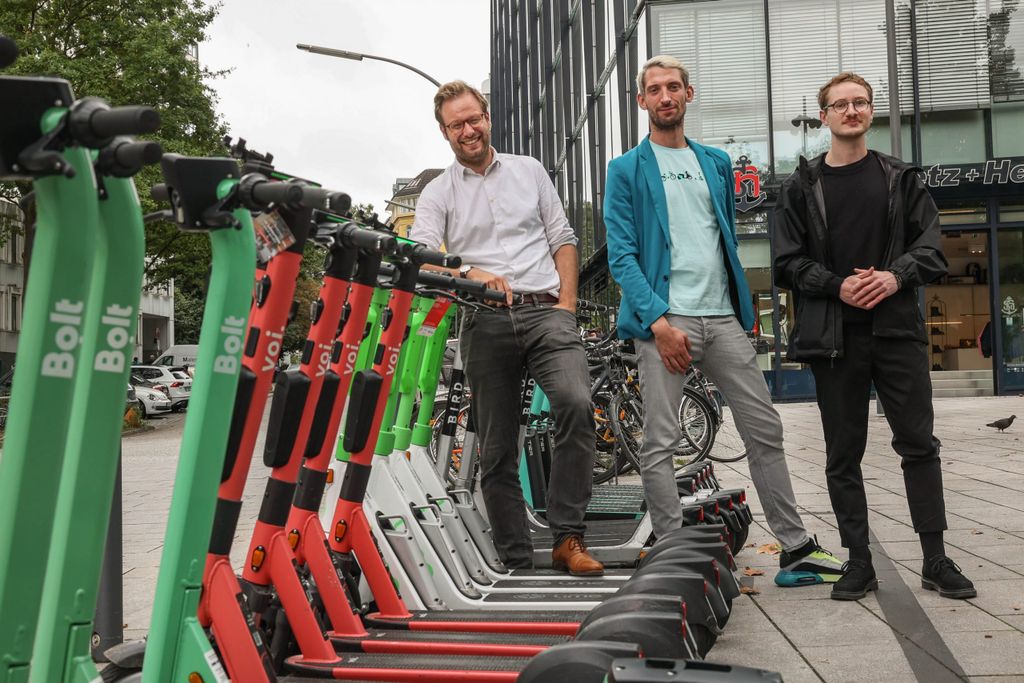  Anjes Tjarks, Senator für Verkehr und Mobilitätswende, Florian Anders und Caspar Spinnen, Pressesprecher von Tier und Voi (v.l.n.r.) hoffen, dass die neuen Regeln für E-Scooter eine Veränderung bringen.