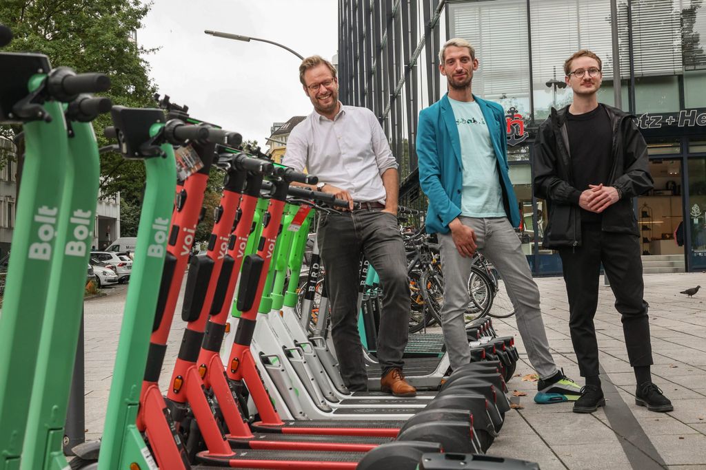 Anjes Tjarks, Senator für Verkehr und Mobilitätswende, Florian Anders und Caspar Spinnen, Pressesprecher von Tier und Voi (v.l.n.r.) hoffen, dass die neuen Regeln für E-Scooter eine Veränderung bringen.