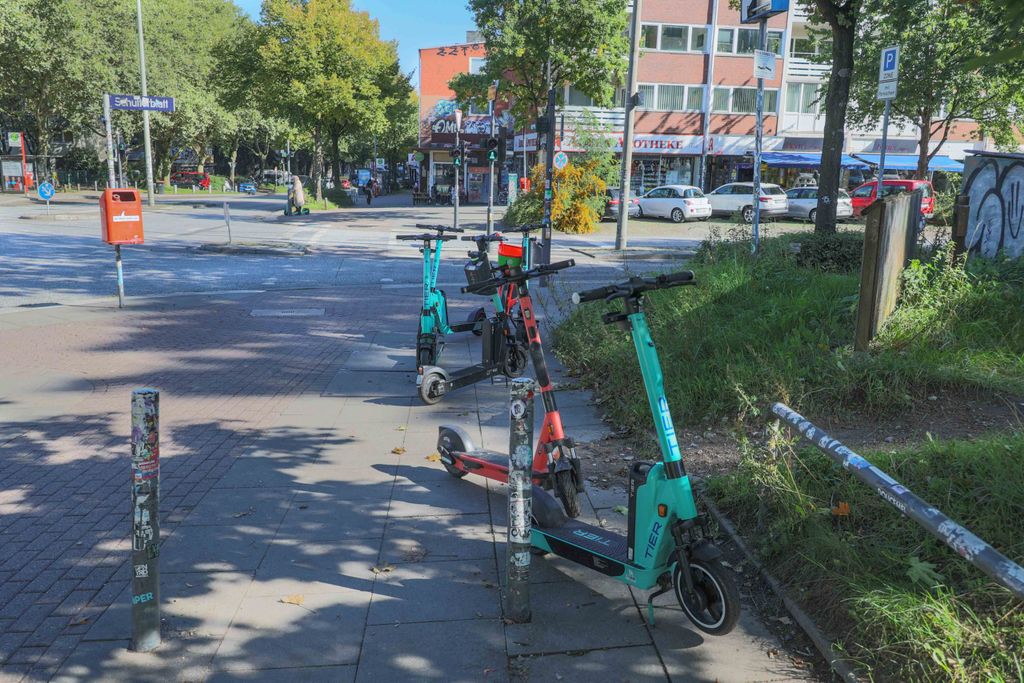 Hier sieht es wieder nach dem alltäglichen Chaos aus: Kreuz und quer abgestellte E-Scooter.