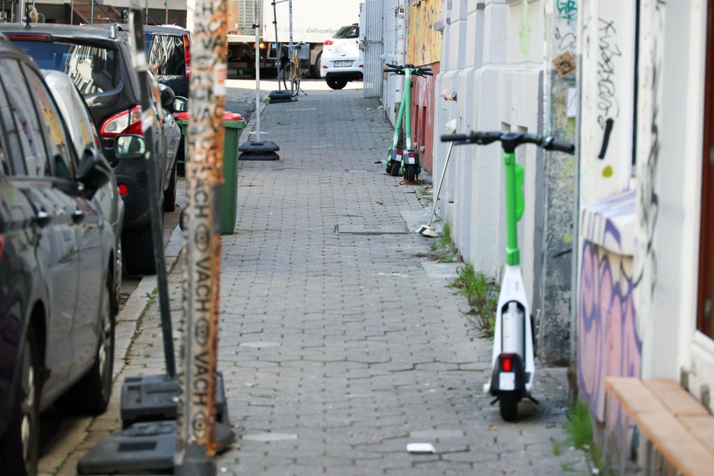 In der Lerchenstraße stehen nur ein paar E-Scooter an diesem Tag dort – alle ordentlich geparkt.