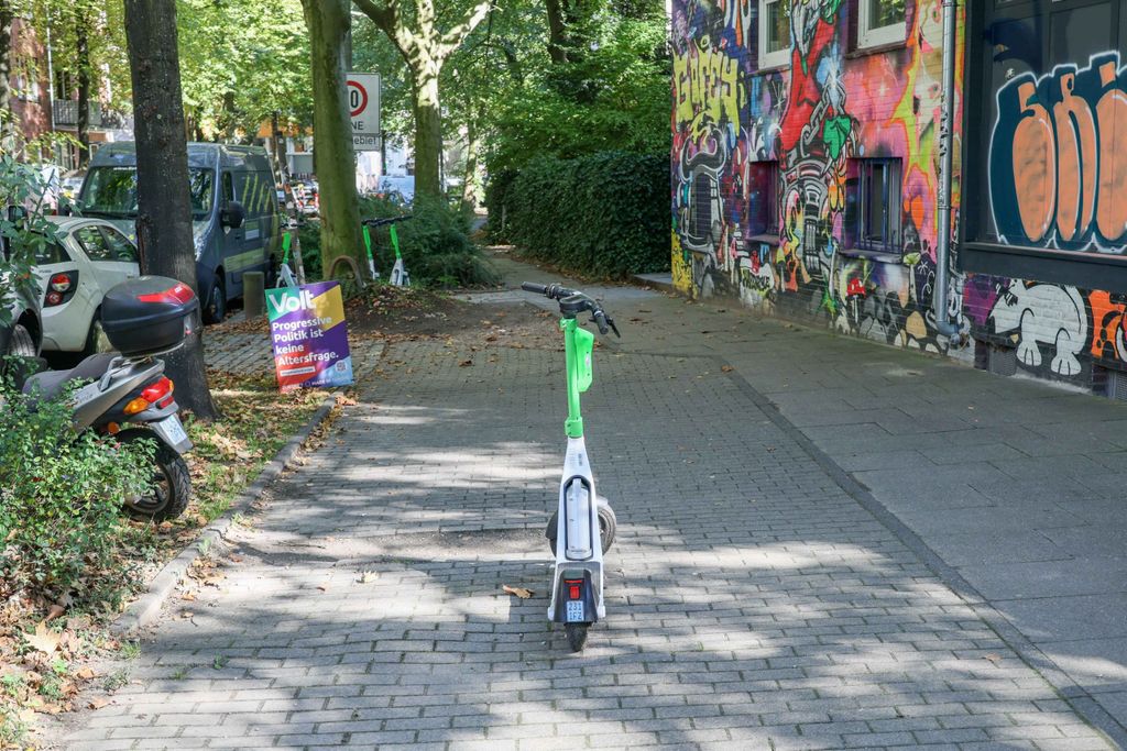 In der Amandastraße steht ein einzelner E-Scooter mitten auf dem Weg.