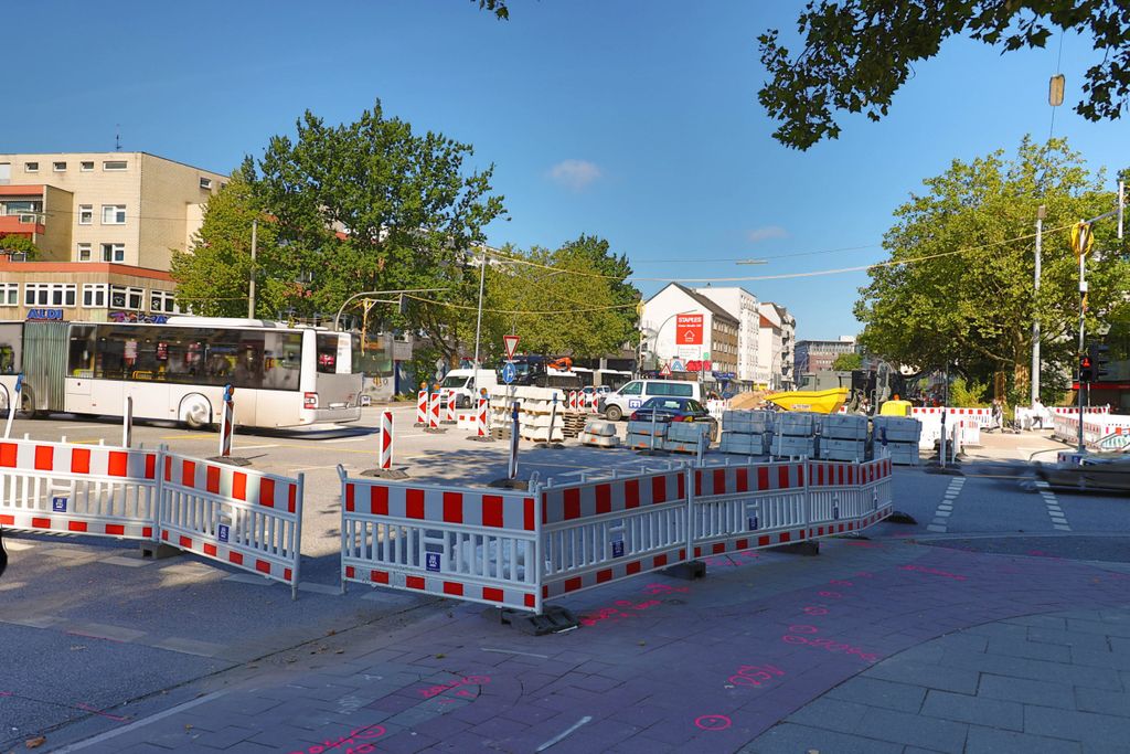 Auch Busse stehen aufgrund der einspurigen Fahrbahn an dieser Baustelle häufig im Stau.