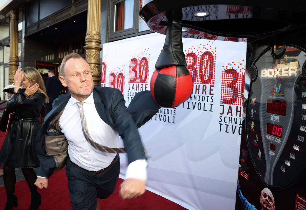 Hamburgs Innen- und Sportsenator Andy Grote (SPD) ließ es bei der Tivoli-Gala krachen.