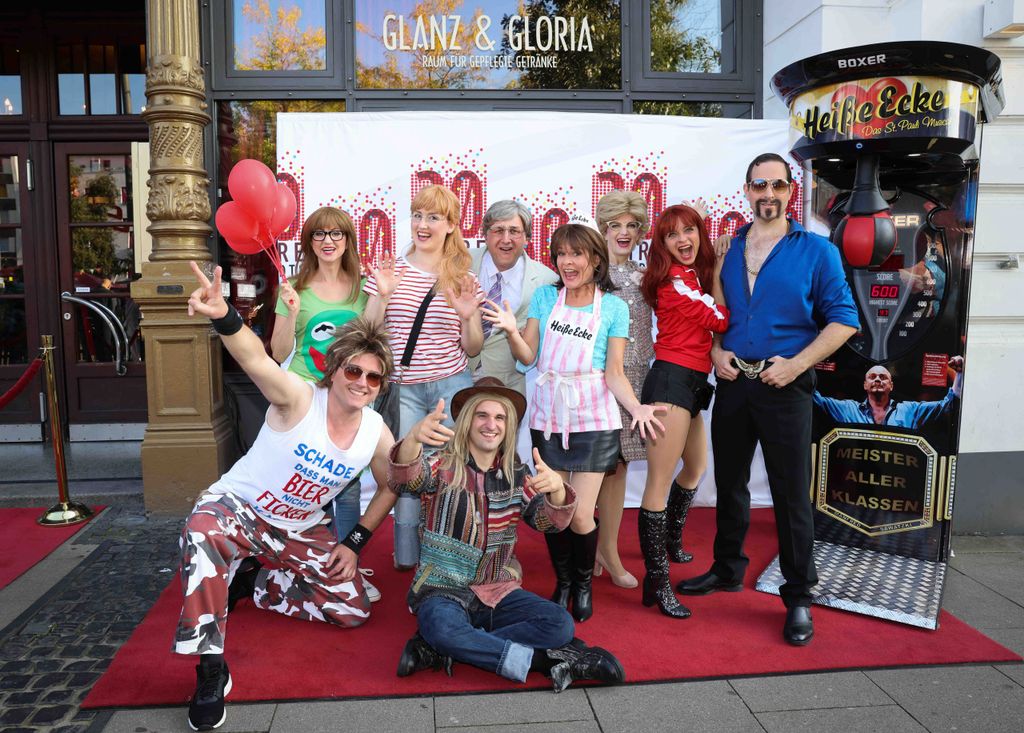 Das Ensemble des Musicals „Heiße Ecke“ auf dem roten Teppich zur Tivoli-Gala.